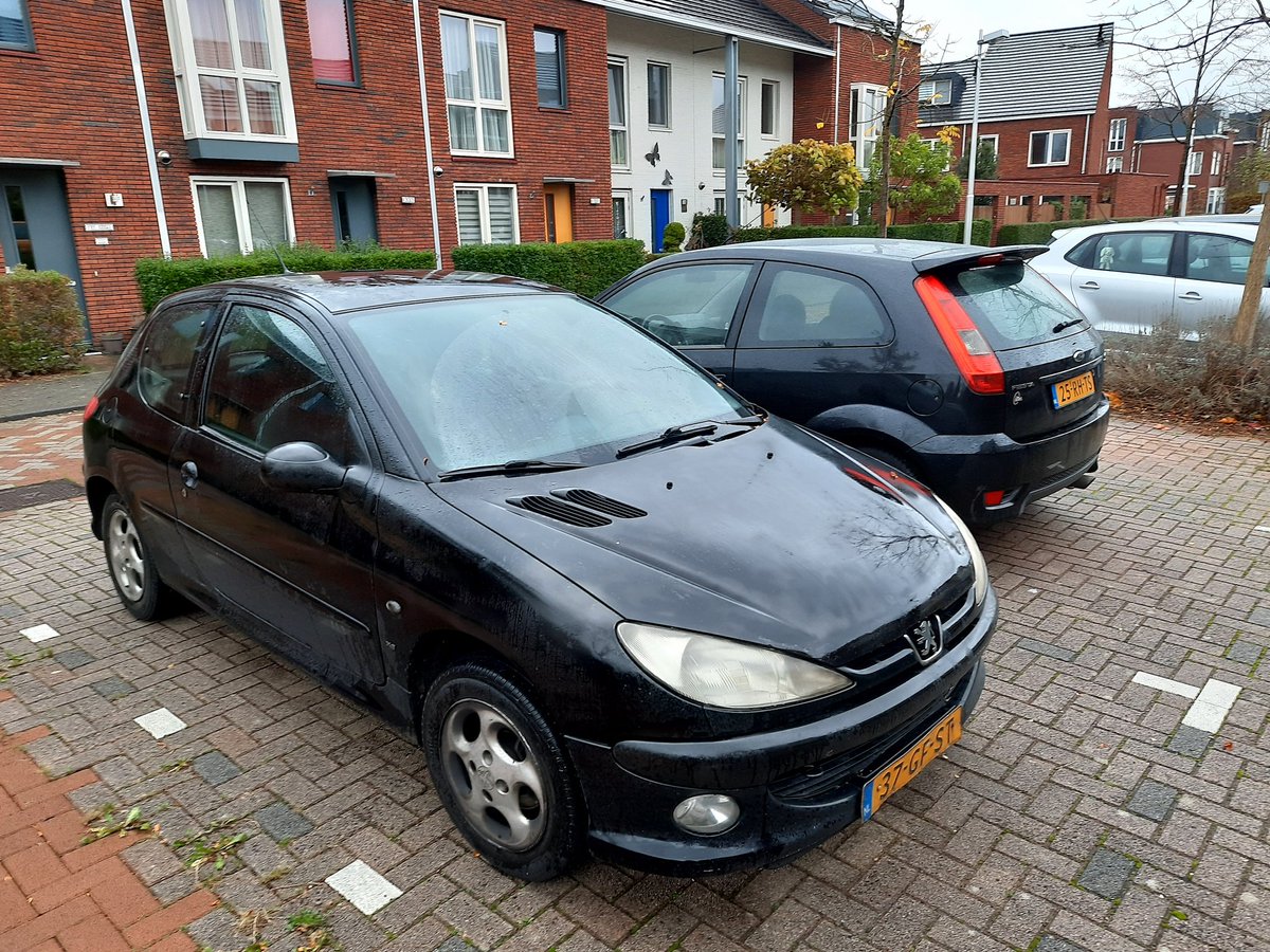 ctroost1974's tweet photo. Dag mijn lief barreltje. Wat was je lief voor me toen ik mijn grote liefde ruim 4 maanden moest missen! Helaas kwam je niet door de keuring, anders had ik je ook gehouden...😔
#peugeot #FordFiestaST @Zeeuw_en_Zeeuw https://t.co/e7ytQf84rE