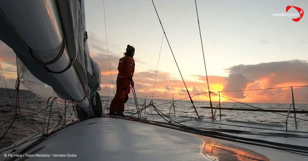 VendeeGlobe's tweet photo. Retrouvez tous les mots de la nuit des skippers 📑
@MerronMiranda "Jamais un moment de répit"; @YannickBestaven "J'avoue ne pas être zen, pas très rassuré"; @pipoceanracing et @SDestremau
A lire ici ▶️ https://t.co/WKg4BZxETU
#VG2020 https://t.co/gOKkgYWChu