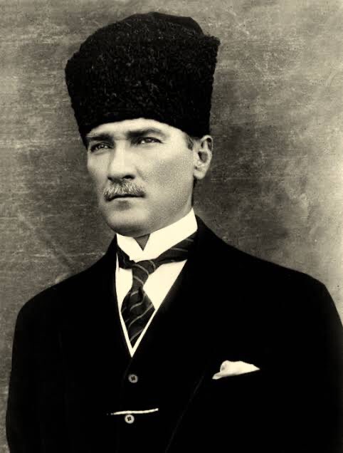 SuriyeTMHP's tweet photo. Türkiye Cumhuriyeti'nin Kurucusu ve Mimar Ulu Önder Gazi Mustafa Kemal Atatürk’ün  ölümünün 82. yıl dönümünde onu saygı ve minnetle anıyoruz. https://t.co/8qMapzbPrI