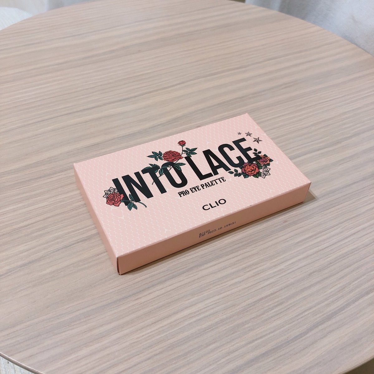 tao_ex_aid's tweet photo. #コスメ購入品 #CLIO #INTOLACE
CLIOの新しいやつ!近くのお店になかったので公式サイトで買いました 地味に初CLIOなんだけどもうこれパケも中身も可愛すぎでは……色味自体は落ち着いたベージュとブラウンなのに下段キラッキラのギラギラ……ラメ大好き芸人のワイ無事死亡 早速明日から使う! https://t.co/xtSohBwjQA