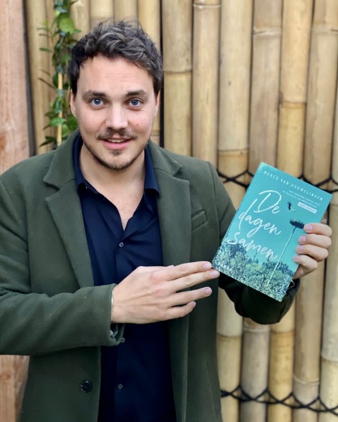 YEHES! 😍 Daar is-ie dan: het eerste exemplaar van mijn nieuwe roman. Zo kijk ik dus als ik sprakeloos ben. 

#roman #dedagensamen #bamboek <a href="/HarperCollinsHL/">HarperCollinsHolland</a>