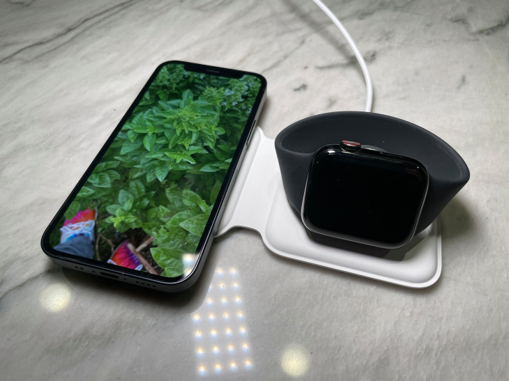 تشير المراجعات الجديدة بأن شاحن آبل اللاسلكي الجديد MagSafe Duo Charger هو أكسسوار جيد و مفيد. لكن مشكلته الرئيسية تتمثل في سعره الغالي (١٢٩ دولار أمريكي) و أداءه المتواضع. خصوصاً إذا عرفنا أنه لا يأتي مع مقبس كهربائي. 
#آبل
#آيفون