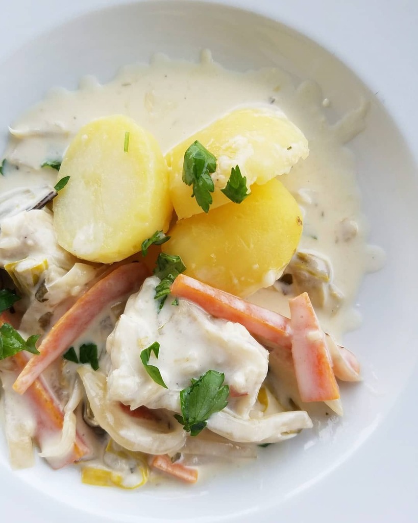 nadasto's tweet photo. Le waterzoï vous aimez ? On pourrait le comparer un peu à une blanquette. Avec de la lotte c'est 👌
#Recettesurleblog
.
#waterzooi #belgium #belgique🇧🇪 #hautsdefrance #fish #foodphotography #vegetables #cream #lotte #authenticfood #foodblogger #cuisi… https://t.co/mDYQOZLTGM https://t.co/qN9Kz3p5eb