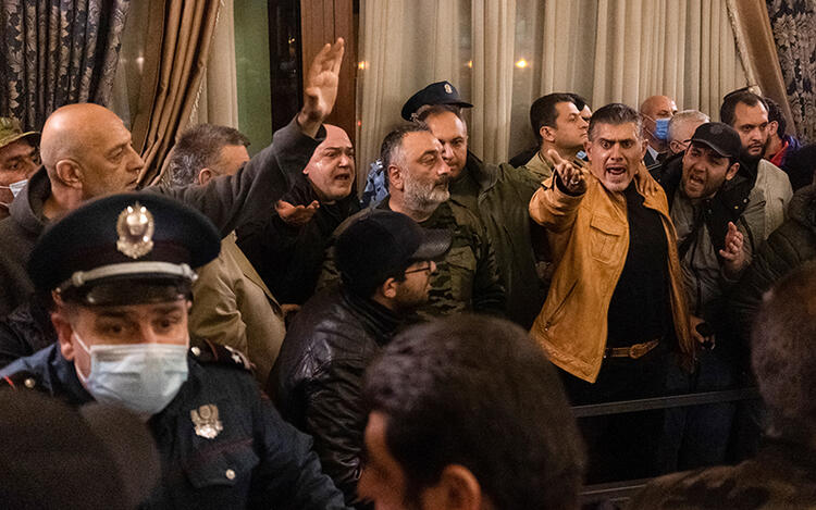 milliyet's tweet photo. Ermenistan halkı yenilgiyi hazmedemedi. https://t.co/EW7Slq2x37