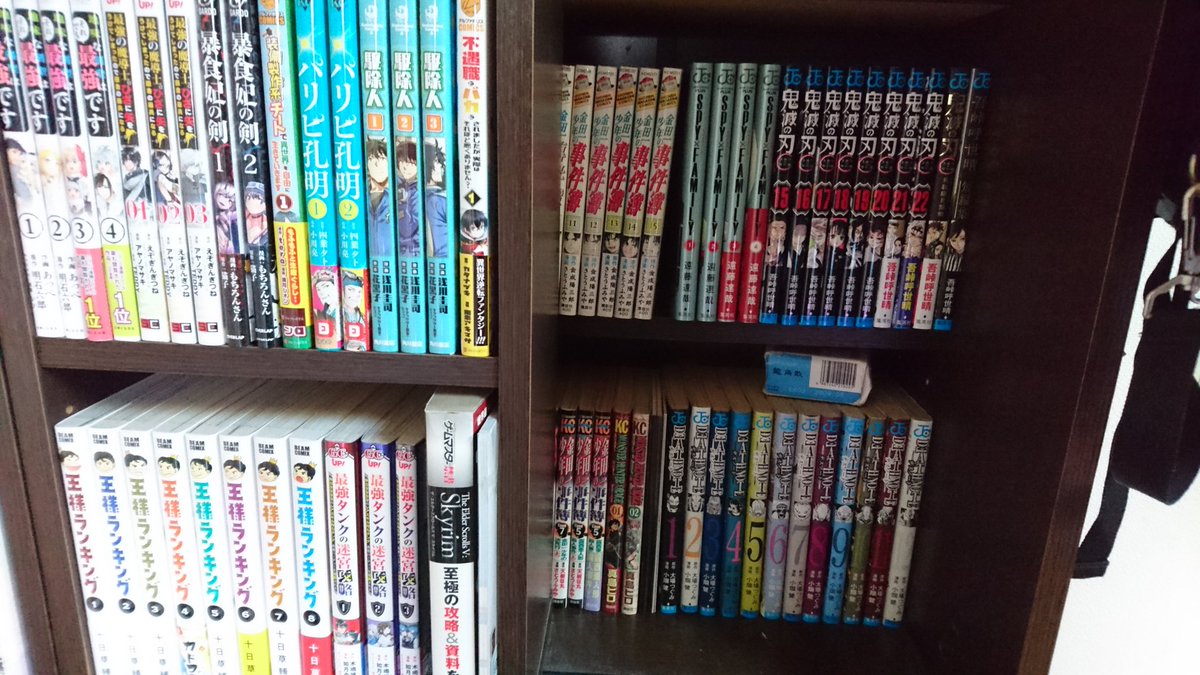 熊五郎 Moonring 狼鯖 現在の本棚 二重の本棚は奥がジャンプコミックスみたいな小さいサイズの漫画が 手前はいわゆる 大判コミック入ります 最近買うのは大判が多いので出入りが激しいのですが小さいサイズはほとんど入らないので昔のコミックがずっと