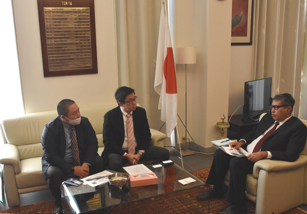PakinJapan's tweet photo. Amb. Imtiaz Ahmad & Investment Counsellor Tahir Cheema held a meeting with #Sumitomo #Corporation to discuss #import #substituting & #export #oriented #investments in #Pakistan by the #Japanese company.
@investinpak @tdap_official @METI_JPN @ForeignOfficePk @TradeTokyo @MOC_PAK https://t.co/bVxwz3HtVG