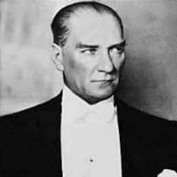 PeruEnTurquia's tweet photo. Como todos los años, hoy 10 de noviembre a las 09.05 am, el país se detiene para rendir durante dos minutos homenaje a la memoria del fundador de la República de Turquía, Mustafá Kemal Ataturk. Esta Embajada se une al solemne tributo del pueblo turco al padre de la República 🇹🇷 https://t.co/hbQCCxULZx