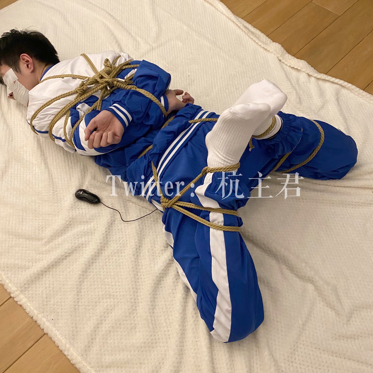 hangzhujun's tweet photo. （被催更）
校服鲜肉弟弟的绳缚初体验。
年轻的肉体散发出鲜活的气息，无论是微微的挣扎还是被道具震得颤抖呻吟，都充满了诱惑力。
转发有视频噢😬 https://t.co/YiIk3TbE5T
