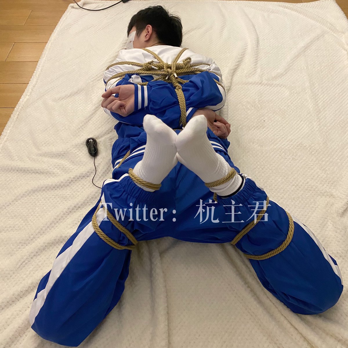 hangzhujun's tweet photo. （被催更）
校服鲜肉弟弟的绳缚初体验。
年轻的肉体散发出鲜活的气息，无论是微微的挣扎还是被道具震得颤抖呻吟，都充满了诱惑力。
转发有视频噢😬 https://t.co/YiIk3TbE5T