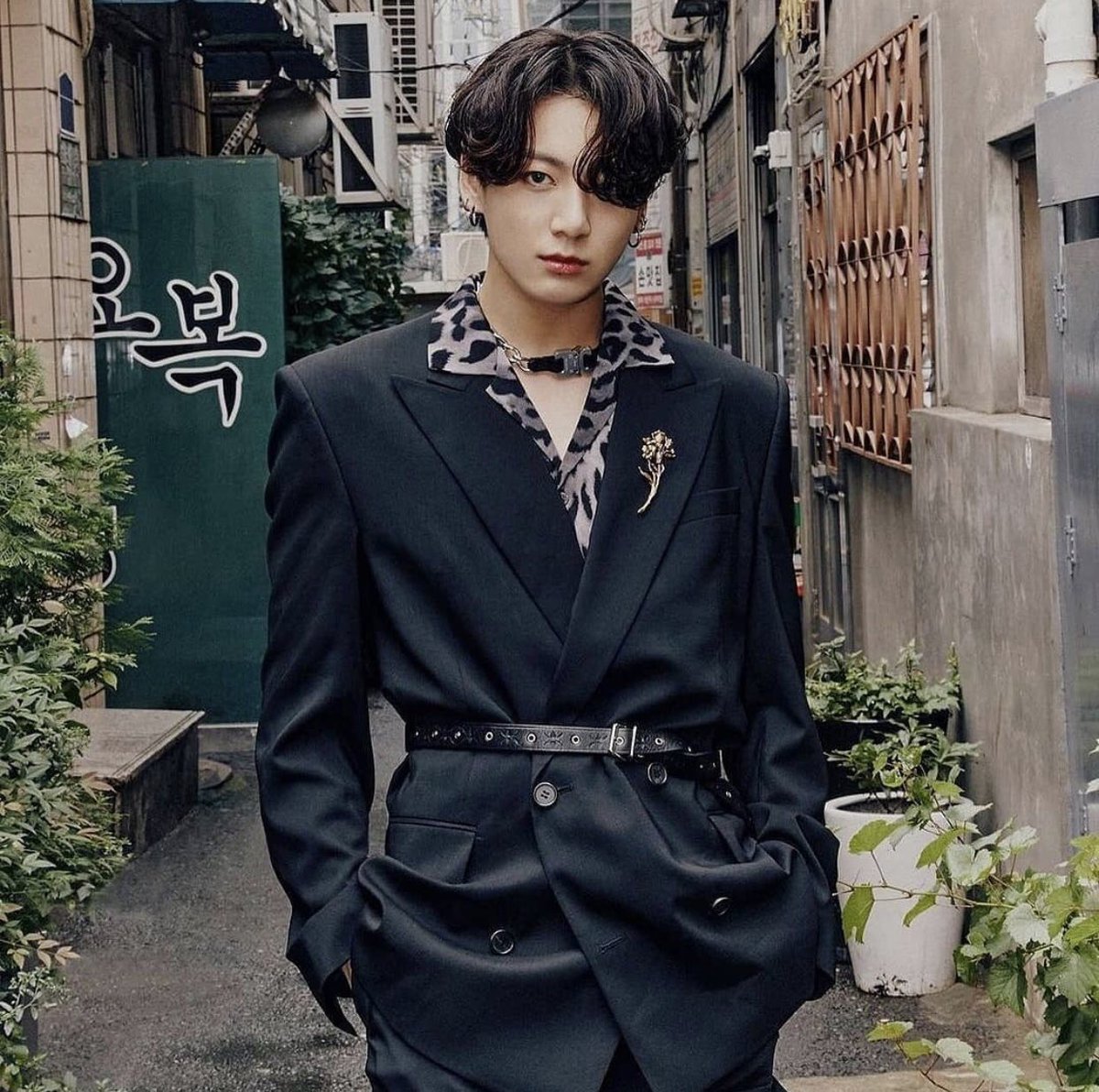 mintillayte's tweet photo. don’t stare at me like that sir pls it makes me weak😣 https://t.co/prlEEaEa4W