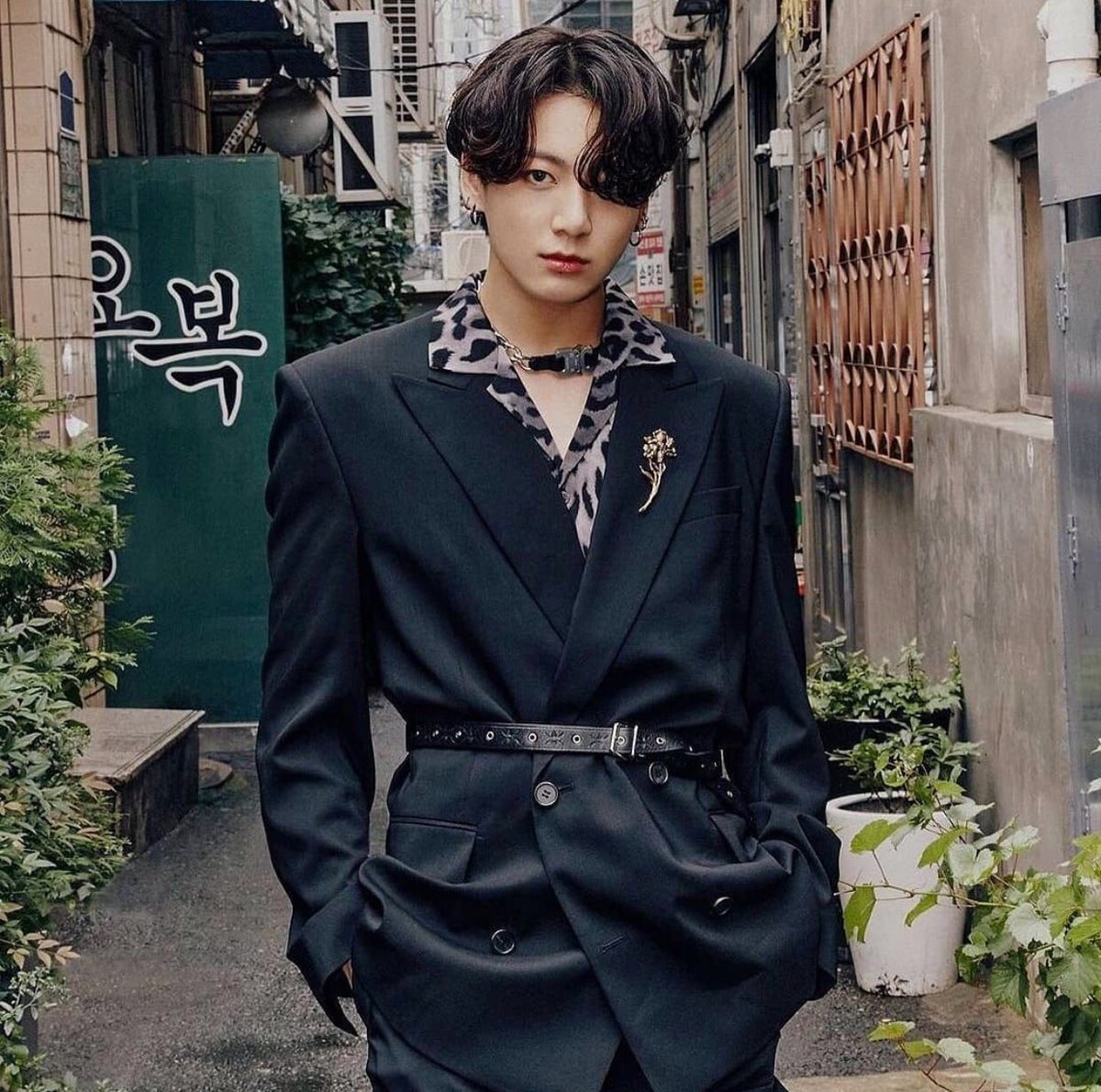 mintillayte's tweet photo. don’t stare at me like that sir pls it makes me weak😣 https://t.co/prlEEaEa4W