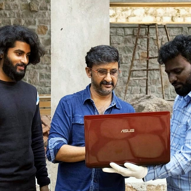 Jagadishoffical's tweet photo. Mr.Lonely Second Lyrical song Launched by Director TEJA garu 
Please watch once and tell your opinion
Thank you Team Mr.Lonely

https://t.co/UopEYs6pBh

#mrlonely #cinemalover #tfi #moviemakers #movies #love #songs https://t.co/TgEQnf4BLK