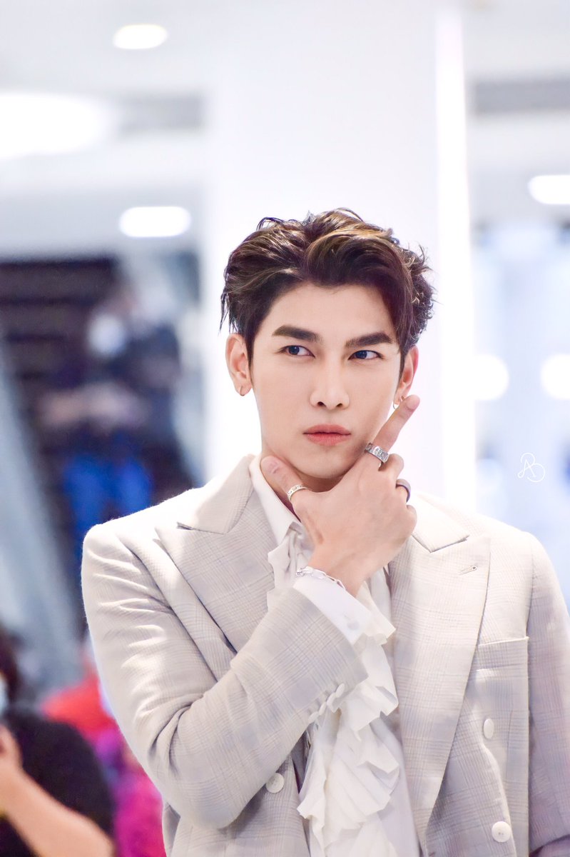 MySunflower2359's tweet photo. You are precious my dearest Mew,
You are the sunshine that lights up my world full of sorrow,
You are the happiness I am looking for a long time ago,
The light that illuminates my dark little world. @MSuppasit
#AlwaysForMEW
#AlwaysstaywithMew https://t.co/sCT9zua2DH