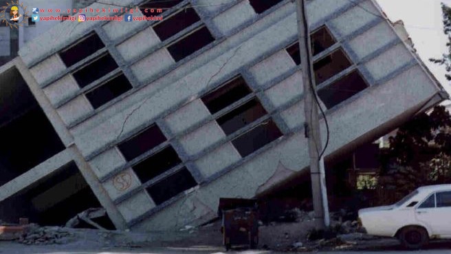 YapiHekimligi's tweet photo. Zemin sıvılaşma etkisi (Liquefaction) nedir?
Deprem sırasında zemin hasarlarına neden olan en önemli faktörlerden biridir. 
Kum, kil gibi gevşek malzemeden oluşan zemin katmanlarının, depremde sıvıların çalkalanmasına benzer bir özellik göstermesidir.... https://t.co/lXYZUEyUz4