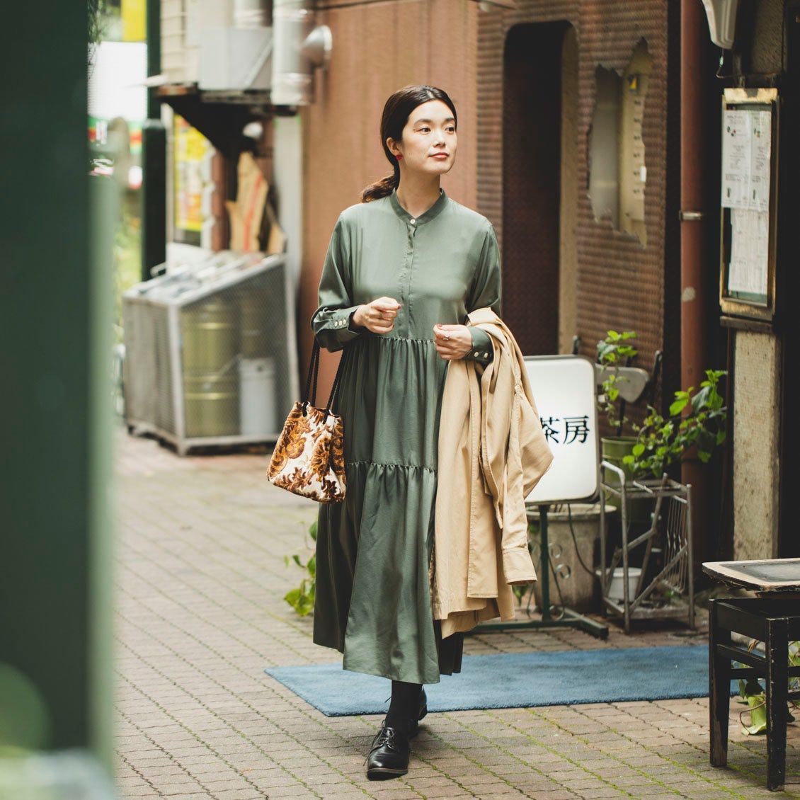 北欧 暮らしの道具店 ドラマ ひとりごとエプロン で主人公 夏希も着用していた あのワンピース ティアードデザインや袖口のボタンがクラシカルな雰囲気なので これを着て喫茶店や美術館でひとり時間を楽しみたくなります ハイネックやタイツを