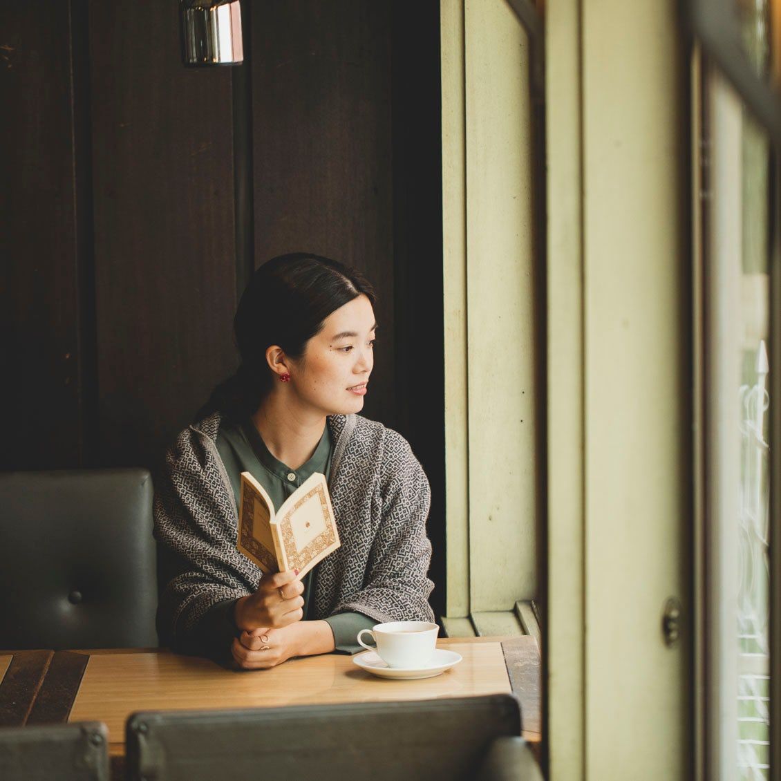 北欧 暮らしの道具店 ドラマ ひとりごとエプロン で主人公 夏希も着用していた あのワンピース ティアードデザインや袖口のボタンがクラシカルな雰囲気なので これを着て喫茶店や美術館でひとり時間を楽しみたくなります ハイネックやタイツを