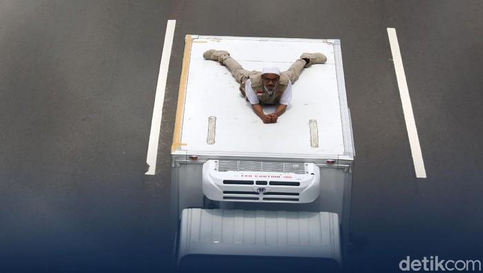 #Foto Pemotor pendukung Habib Rizieq Shihab tampak melintasi Tol Dalam Kota, Jakarta, Selasa (10/11). Mereka dari bandara Soekarno Hatta menuju Petamburan, Jakarta. #HabibRizieq

Baca beritanya di detik.id/V5mK9O
Foto: Agung Pambudhy/detikcom