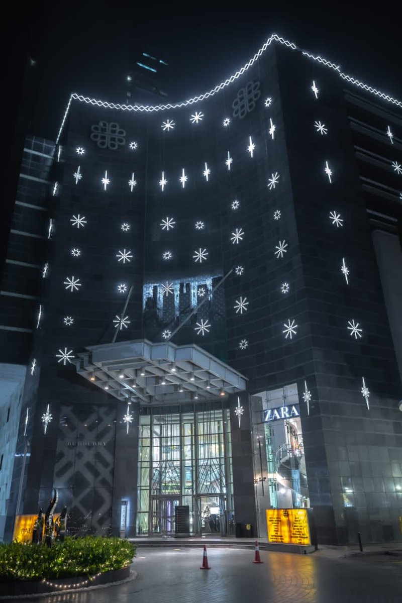 Such mesmerizing displays of light <a href="/gophoenixing/">Phoenix Palladium</a> and <a href="/PalladiumMum/">Palladium Mumbai</a> 
#Art #Décor #ArtInstallations #FestivalOfLights #Diwali2020