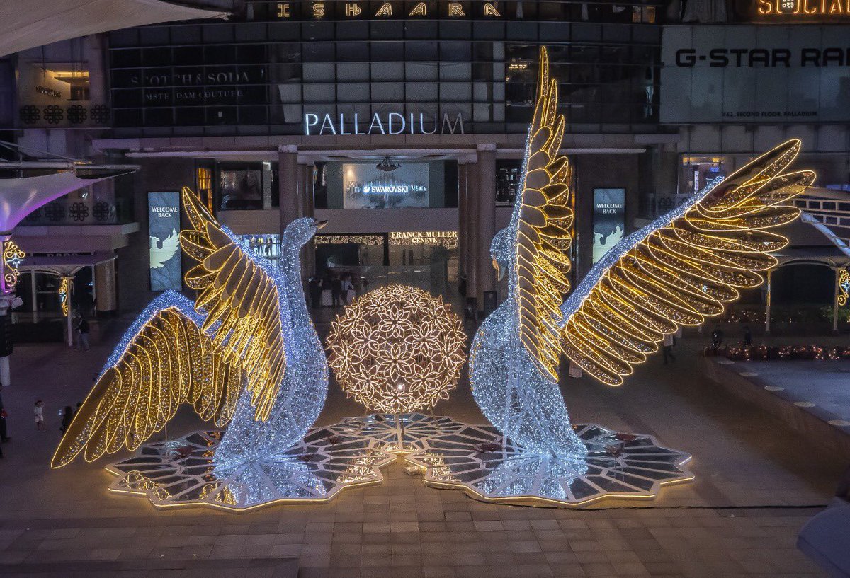 RuiaGayatri's tweet photo. Such mesmerizing displays of light @gophoenixing and @PalladiumMum 
#Art #Décor #ArtInstallations #FestivalOfLights #Diwali2020 https://t.co/3MY5bKDrYb