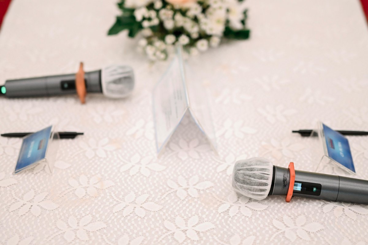 UC_UGM's tweet photo. New Normal Wedding
Penataan meja akad nikah dengan jarak antara peraga upacara akad. Peraga upacara akad dilengkapi dengan faceshield dan handgloves. Meja akad nikah dilengkapi dengan handsanitizer, mic yang telah dilapisi cover mic dan ballpoint untuk setiap peraga upacara akad. https://t.co/6Bbwyb9mU2