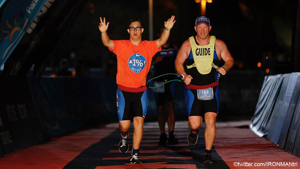 Amerikaan Chris Nikic is eerste Ironman met syndroom van Down

sporza.be/artikels/ameri…