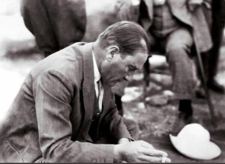 cemresolmaaz's tweet photo. Bir ölüm ancak bu kadar ölümsüz olabilirdi.
Sevgi, saygı ve minnetle.

#10Kasım https://t.co/MDp6bhd49I