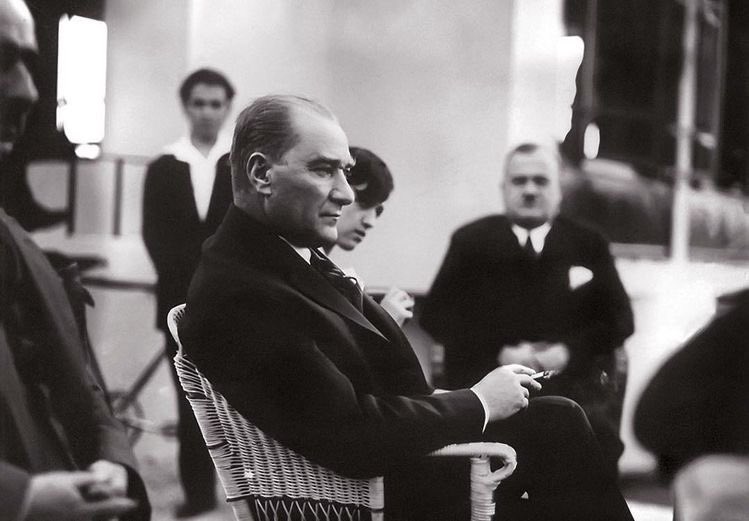 Fikirlerinin bekçisi ve devam ettiricisiyiz. Aramızdan bedenen ayrılman seni ruhumuzda hissetmemize hiçbir zaman engel olamadı. Bize bıraktıklarını sonsuza dek yaşatacağız. Ruhun şad olsun! 🖤 #10Kasım #MustafaKemalAtatürk