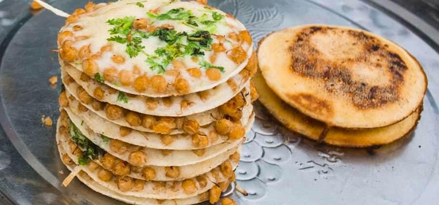 MyanmarTM's tweet photo. Burmese Pancake (Bein Mont) is a kind of “Burmese Street Snack" made of rice flour, egg, jaggery, etc. and that can be found in every bazaar in Myanmar.🇲🇲

Trust me!! Its chewiness and fluffiness can make you feel like walking on clouds. 😍☁
#MyanmarBeEnchanted  
Photo Credit https://t.co/sDtim0iIqk