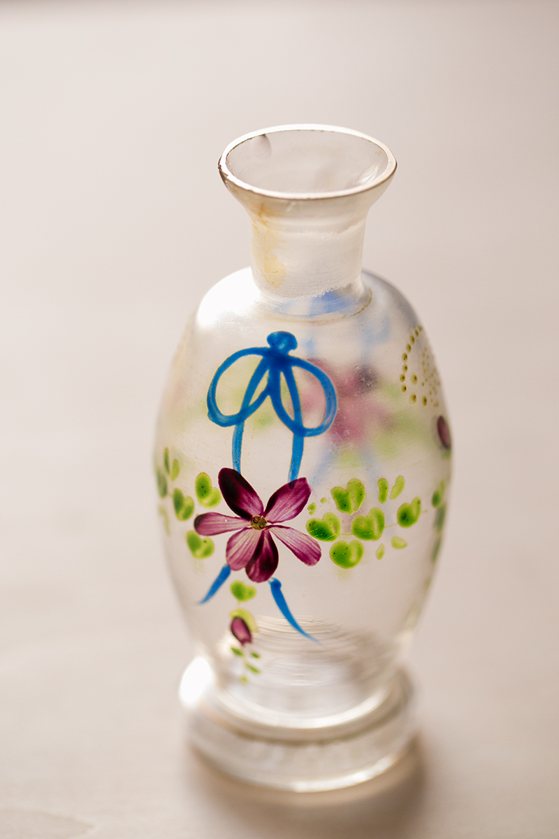 AntiqueStand's tweet photo. 一年以上ぶりの投稿。
ひさびさに古物を撮影して目を磨く。
絵付けされたガラス瓶
18〜19世期
フランスもしくはオランダ
高さ約10.5cm https://t.co/ELnIFAUNnT