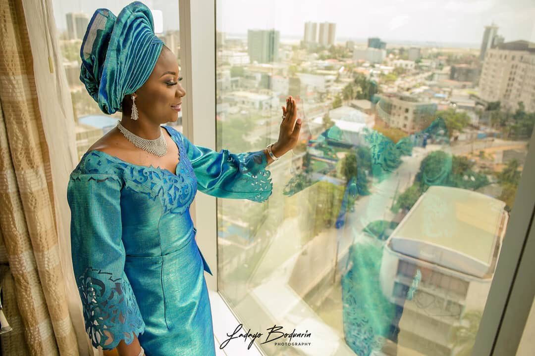 Beanballmedia's tweet photo. A bride and much more 🥰❤️

Photography @LadayoBodunrin 
Event planner: @finesseevents 
Makeup: @banksbmpro 

#beanballmediablog #roadtohoneymoon #beanballmediaweddings #weddings #love #naijaweddings #gettingmarried2020 

https://t.co/VzwUVLQJ3Y https://t.co/3IqwHSHapj