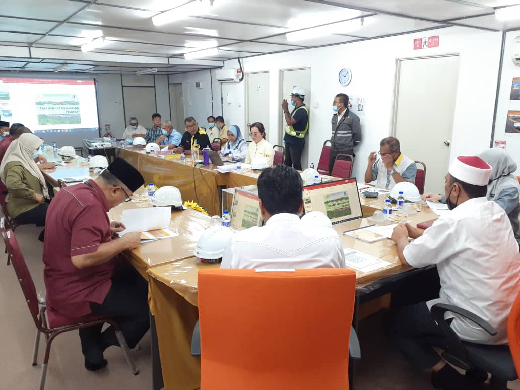 JKRPAHANG's tweet photo. 10 November 2020- Lawatan Kerja YB Dato Sri Syed Ibrahim Bin Syed Ahmad, Pengerusi Jawatankuasa Hal Ehwal Agama Islam Dan Pendidikan Negeri Pahang ke Projek Membina dan Menyiapkan Baki Kerja Kompleks Mahkamah Syariah Negeri Pahang.

@JKRMalaysia 
@IrHafizah https://t.co/C8tM6QX8U1