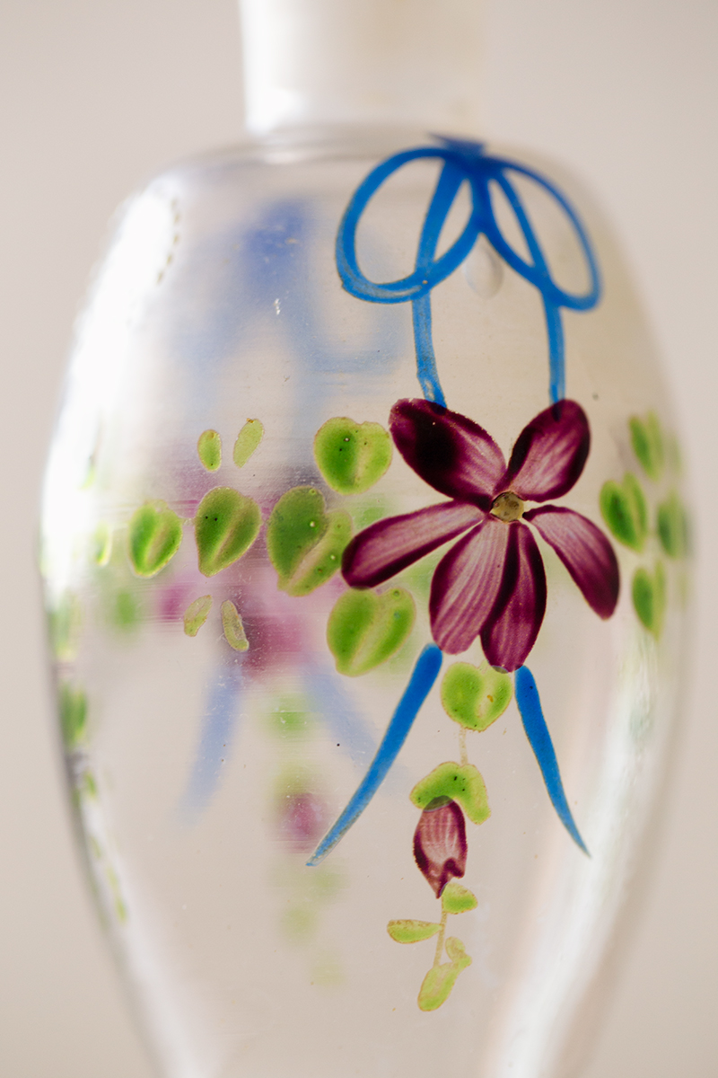 AntiqueStand's tweet photo. 一年以上ぶりの投稿。
ひさびさに古物を撮影して目を磨く。
絵付けされたガラス瓶
18〜19世期
フランスもしくはオランダ
高さ約10.5cm https://t.co/ELnIFAUNnT