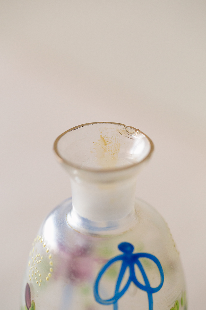 AntiqueStand's tweet photo. 一年以上ぶりの投稿。
ひさびさに古物を撮影して目を磨く。
絵付けされたガラス瓶
18〜19世期
フランスもしくはオランダ
高さ約10.5cm https://t.co/ELnIFAUNnT