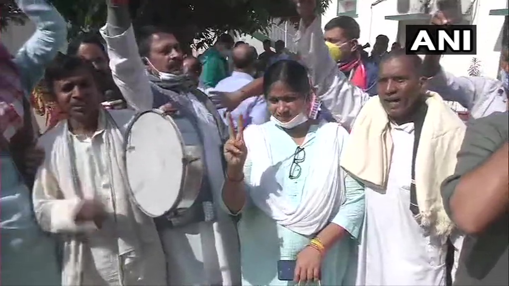 ANI's tweet photo. #BiharElectionResults: JDU supporters and workers celebrate at party office in Patna as trends show NDA leading. https://t.co/AF3YZHTmvj