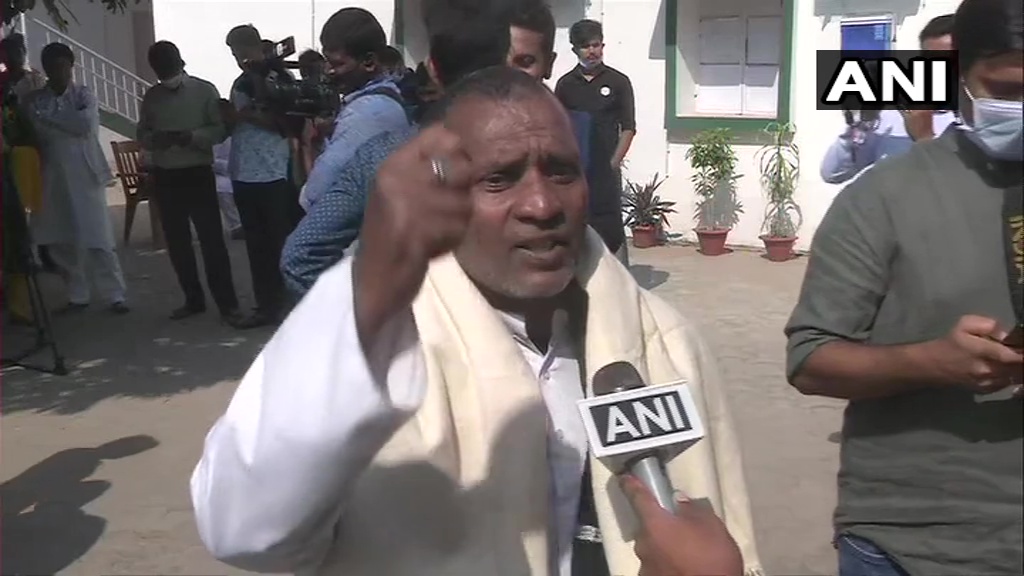 ANI's tweet photo. #BiharElectionResults: JDU supporters and workers celebrate at party office in Patna as trends show NDA leading. https://t.co/AF3YZHTmvj