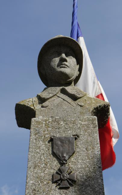 1. C’est en 1920, il y a 100 ans, que de nombreuses communes des  @cotesdarmor22, prennent la décision d’ériger un des  #monumentsauxmorts de la Grande Guerre.  @R1Le_Gall,  @MonuMorts,  @DURANDrobin,  @JBigorgne,  @nicolas_beaupre,