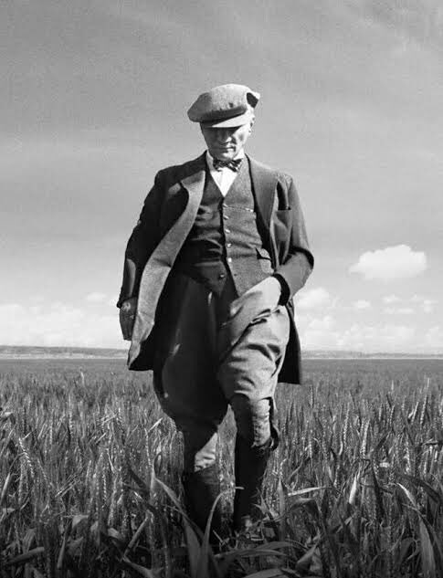 Açtığın yolda gösterdiğin hedefe hiç durmadan yürüyeceğime ant içerim. 
Sevgiyle, Saygıyla, Minnetle... #ATATURK #10Kasim #yasıyor