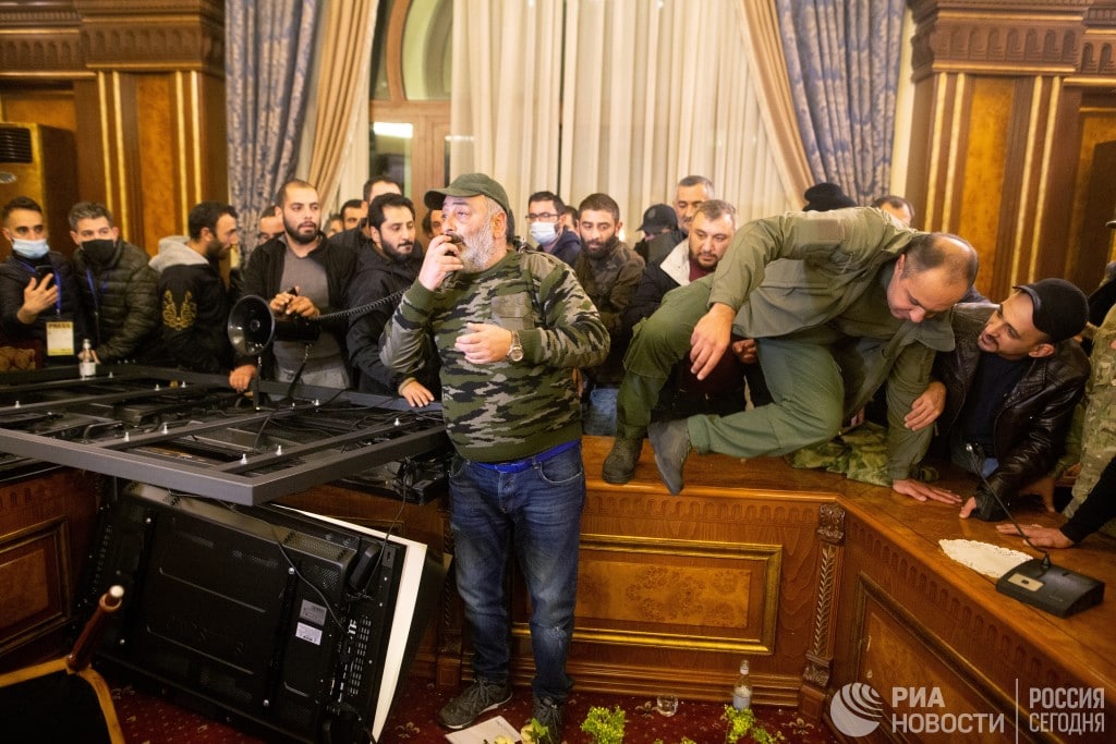 Ереван митинг пашиняна. Адм карта армении. Армяно-азербайджанская граница на карте. Положение в армении на данный. Армения азербайджан конфликт карта.