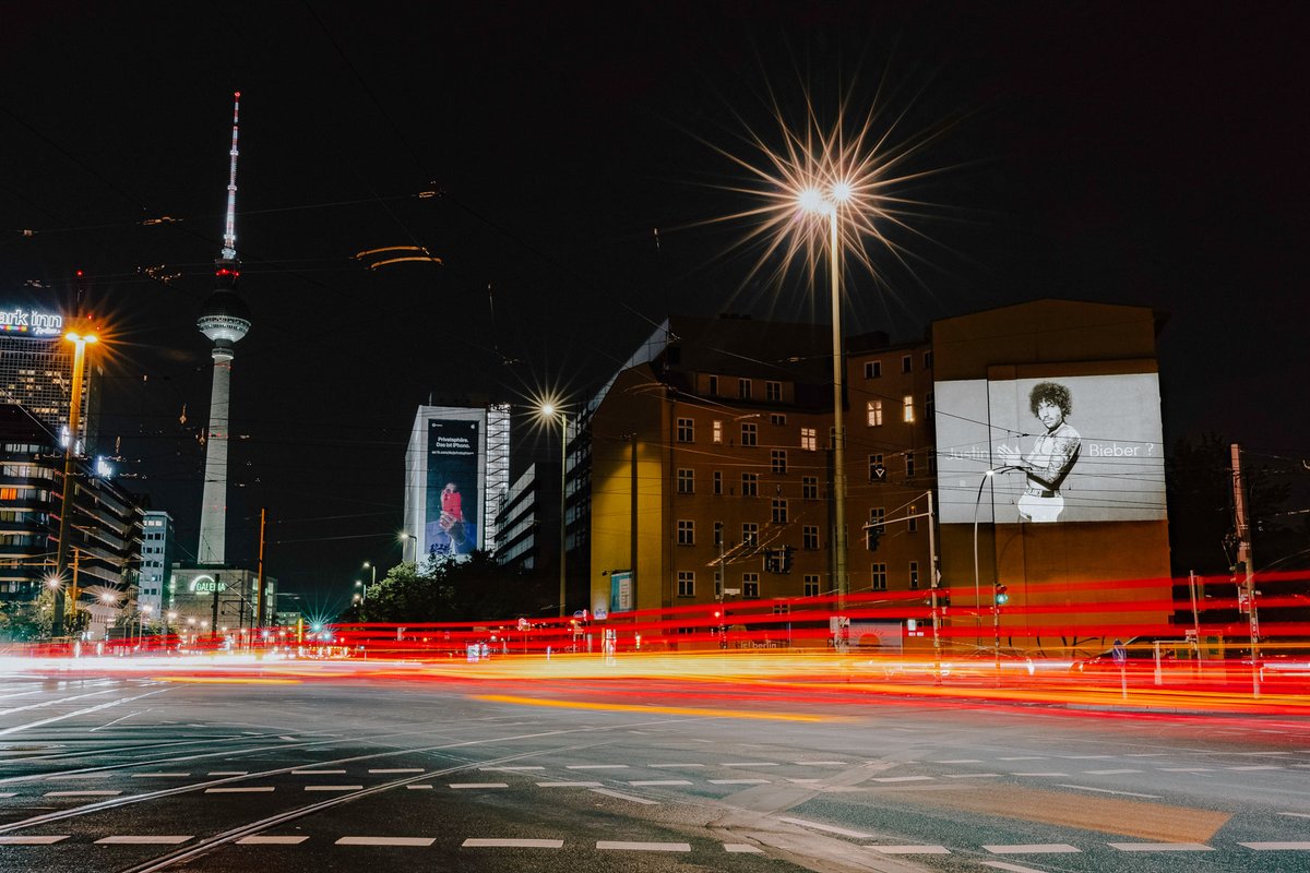 Inovisco's tweet photo. Wenn der Abend anbricht, wird es für uns Zeit, Städte mit unseren #digitalenRiesenpostern zu beleuchten!

Mit Weischer Media &amp; @UMG haben wir die Song Release von Benny Blanco &amp; Justin Bieber in Berlin angeteasert🔥

#inovisco #wirbdochwoduwillst #ooh #projektion #bennyblanco https://t.co/K8zLi4PnGM