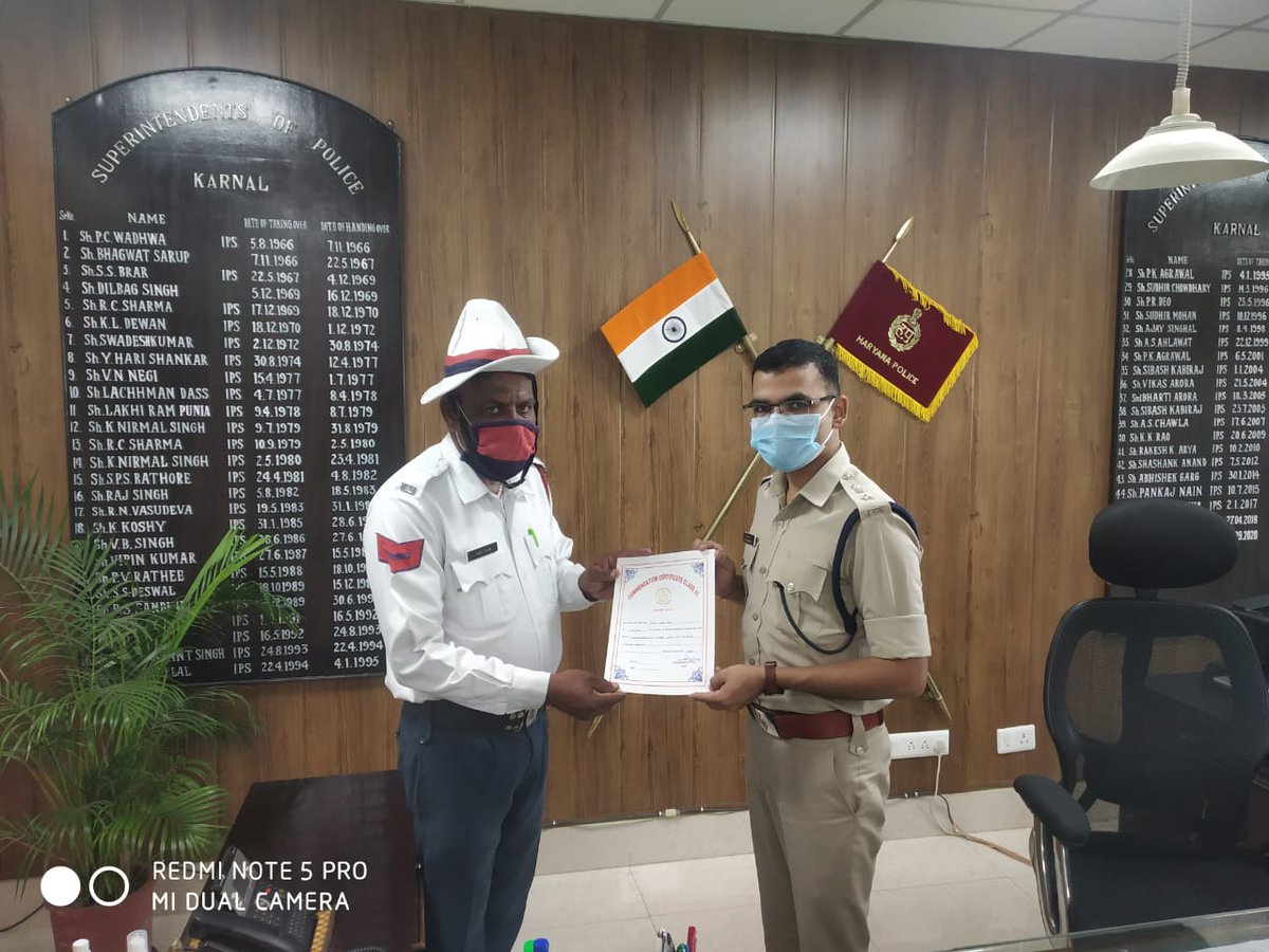 PoliceKarnal's tweet photo. पुलिस अधीक्षक करनाल द्वारा, मुख्य सिपाही बाबूराम को #ट्रैफिक ड्यूटी के दौरान बेहतरीन प्रदर्शन के लिए,नगद पुरस्कार व प्रशंसा पत्र देकर सम्मानित किया गया @police_haryana @igkarnal #karnal https://t.co/SkoumHNQZQ