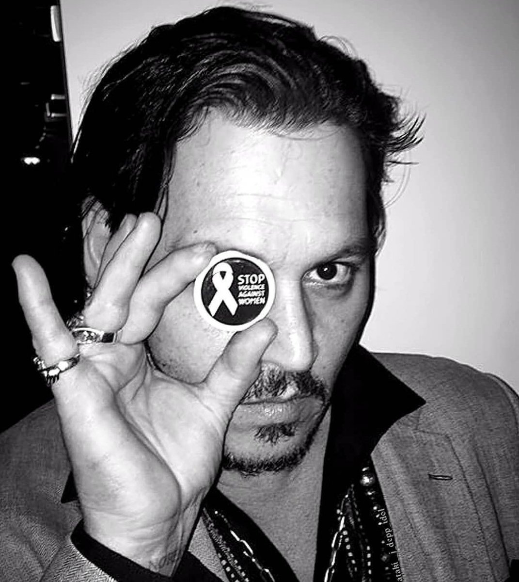 sunshinelouis's tweet photo. TW // domestic abuse 

the fact that I have not seen one tweet on my tl showing support to johnny pisses me off. he is a victim of fucking abuse and crickets.
oh I forgot, he only matters to a majority of you when he offers his talent for your entertainment.
#JusticeForJohnnyDepp https://t.co/H7breRjumr