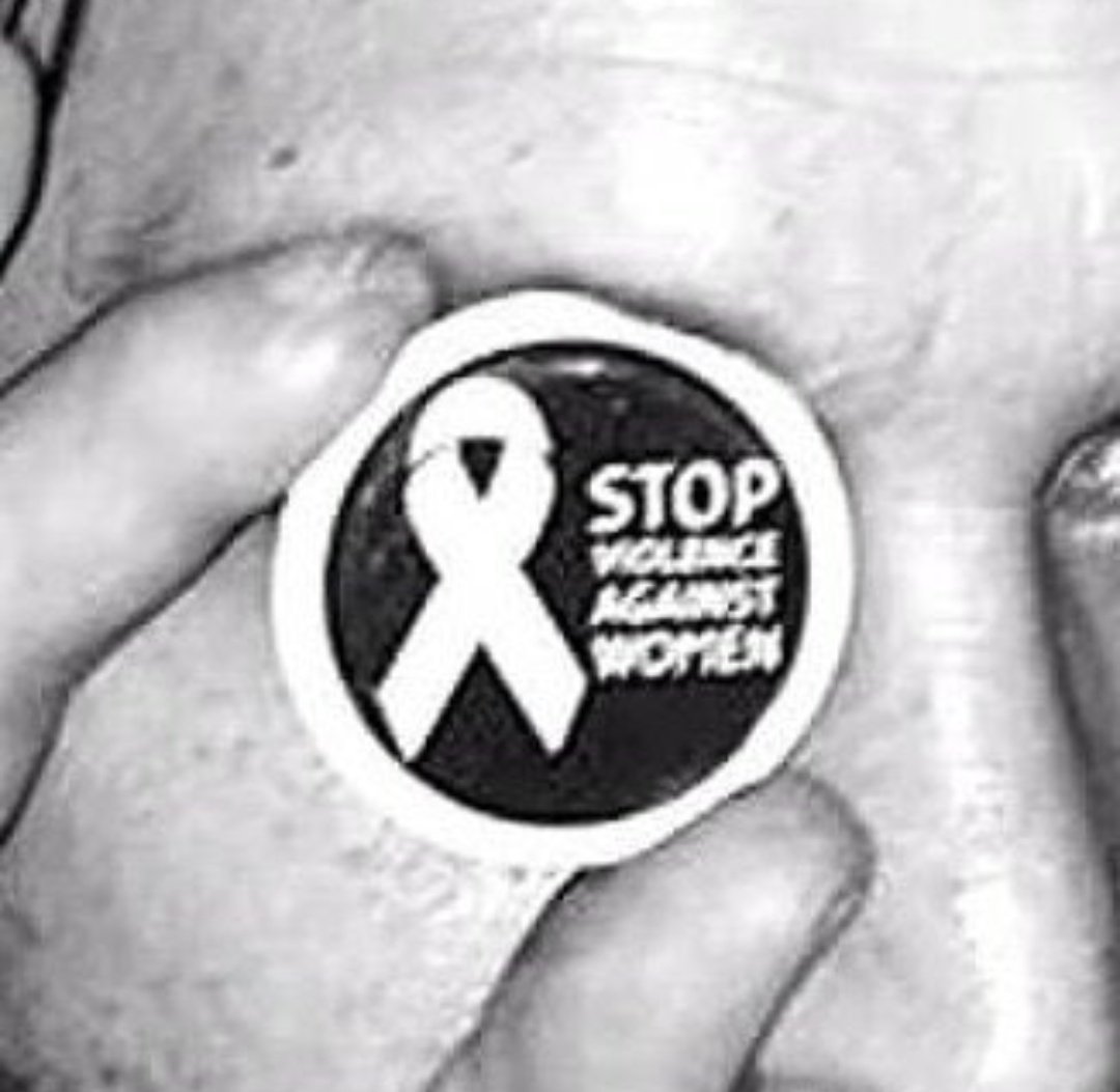 sunshinelouis's tweet photo. TW // domestic abuse 

the fact that I have not seen one tweet on my tl showing support to johnny pisses me off. he is a victim of fucking abuse and crickets.
oh I forgot, he only matters to a majority of you when he offers his talent for your entertainment.
#JusticeForJohnnyDepp https://t.co/H7breRjumr