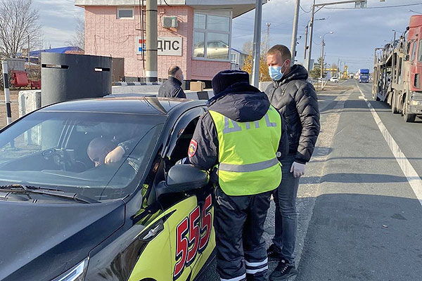 Борьба с пандемией коронавируса идет по всем фронтам. В Ставропольском районе постоянно проводятся рейды по соблюдению требований масочного режима. Сотрудники <a href="/Stavradm/">Администрация Ставропольского района</a> проверяют общественный транспорт, торговые точки, предприятия общепита.