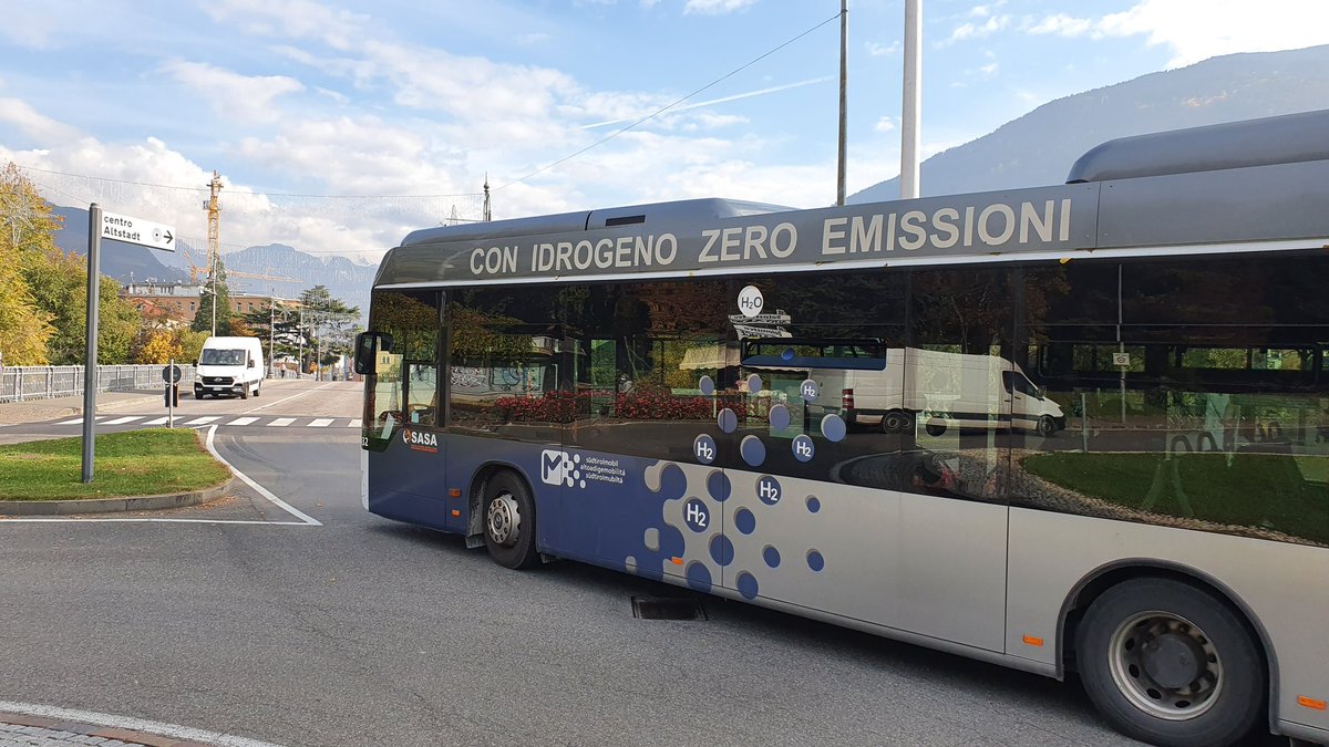Nice surprise!
Various buses in Bolzano, Italy run on #hydrogen!
Interested in #GreenHydrogen?
Please join the LinkedIn "#HYDROGEN NEWS" group:
👉linkedin.com/groups/8847204/
#FutureOfEnergy