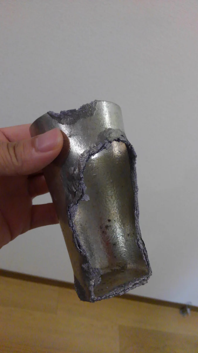 スズ製のタンブラーを持ってる人は要注意！冷凍庫に入れていたらこんなことに･･･！