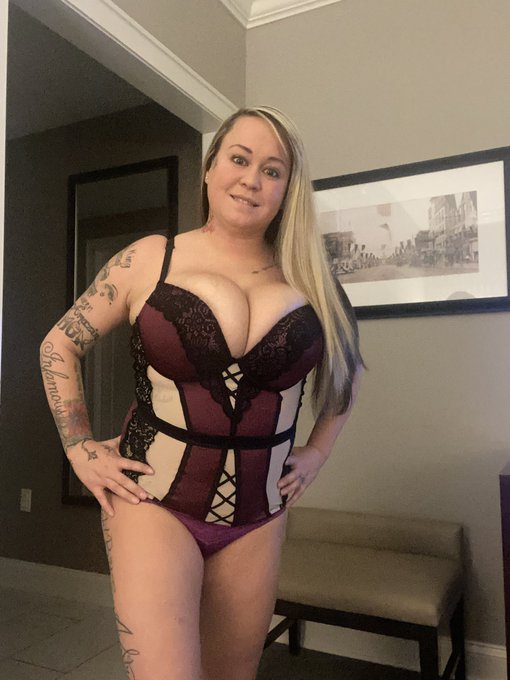 Do we like this corset ??? Idk https://t.co/uQbk4Brj4Z