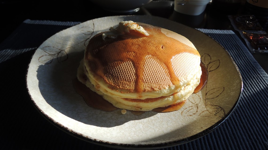 元町夏央 ホンモノだーっ わ のらさんのホットケーキ食べたいな 最近のふわふわゴテゴテしたものはパンケーキ って呼びたくなるけど こちらはお母さんが焼いてくれた甘いホットケーキを思い出します というか食べたい欲が加速しました