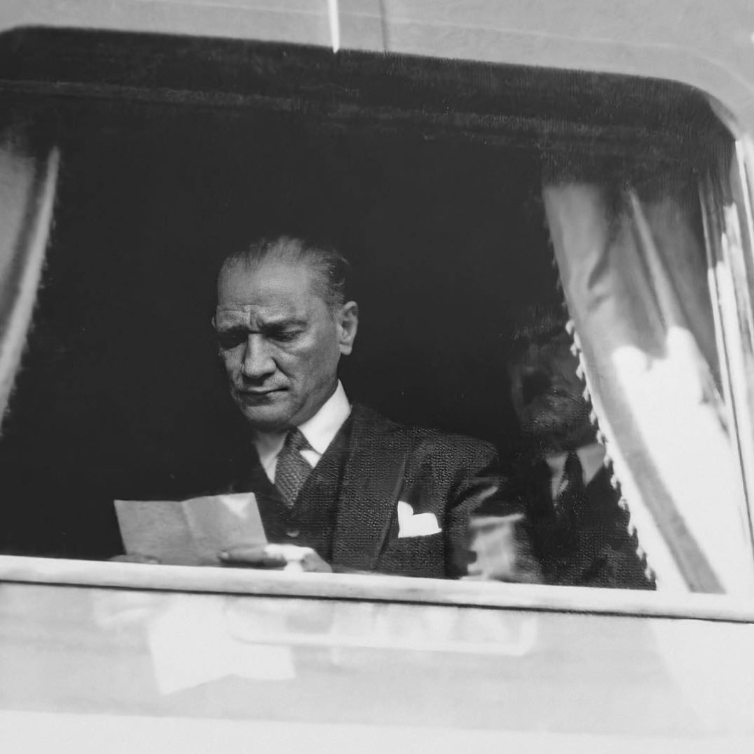 Geleceğimize ışık tutan fikirleriyle her an kalbimizde! Atamızı saygı ve özlemle anıyoruz. #10Kasım