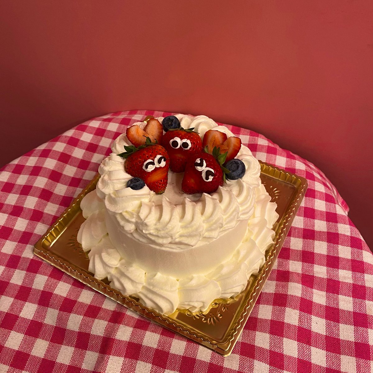 circuscrepe's tweet photo. こんにちは☀️ジェイです🧸🎀

イチゴちゃんのショートケーキ🍓
店頭に出ているホールケーキのデザインは毎回違うのでお楽しみに♡
お誕生日ケーキ予約し忘れてしまった方、是非クッキーズにお任せ下さい!! https://t.co/rXRAVCP14D