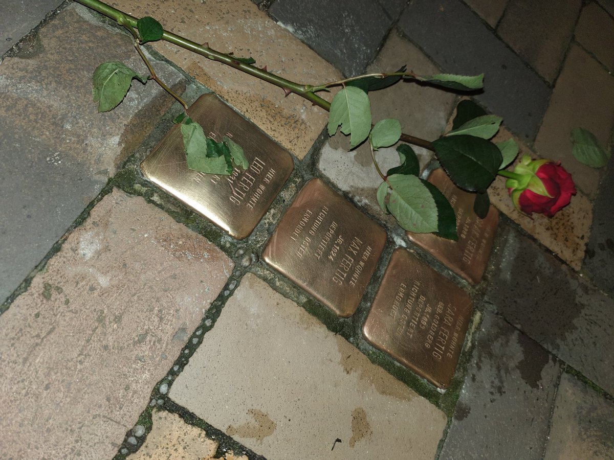 jusosflensburg's tweet photo. Wie jedes Jahr putzen wir Jusos in #flensburg #Stolpersteine am 9.11., um den Opfern der #Reichspogromnacht und generell des NS-Regimes zu gedenken. Sie wurden wegen ihrer Religion, sexuellen Orientierung, psychischen Verfassung oder politischen Einstellung ermordet.
#NieWieder https://t.co/1YN2QNXOCM